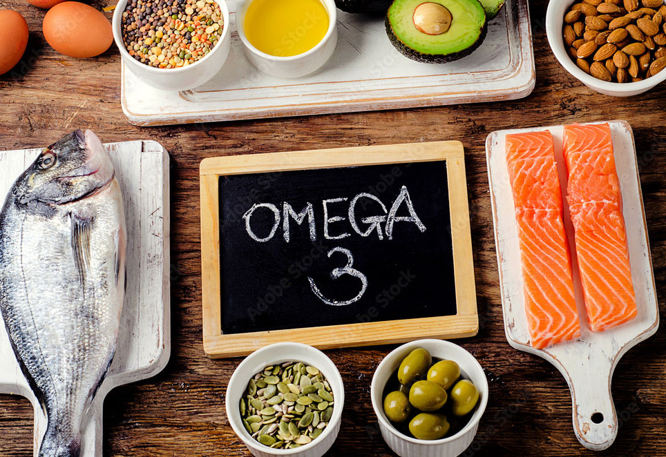 Photo montrant des sources d'oméga 3 comme du poisson, des graines, et encore l'huile. 